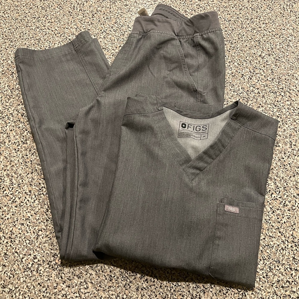 Mens grey Fig scrub medium top and large bottom.